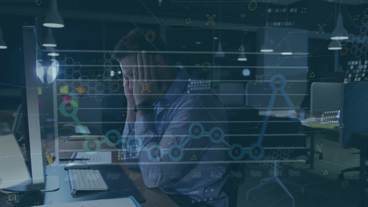 animación del procesamiento de datos financieros sobre empresario caucásico usando computadora.