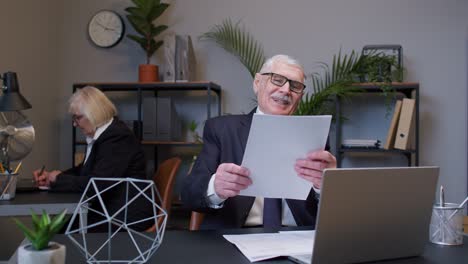 hombre y mujer de negocios felices trabajando en la oficina