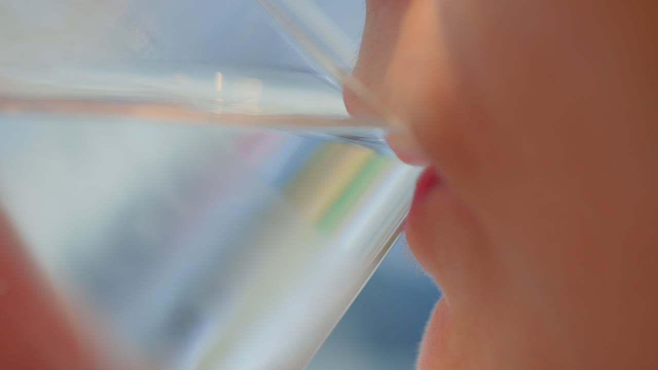 입술 여성 물을 마시고