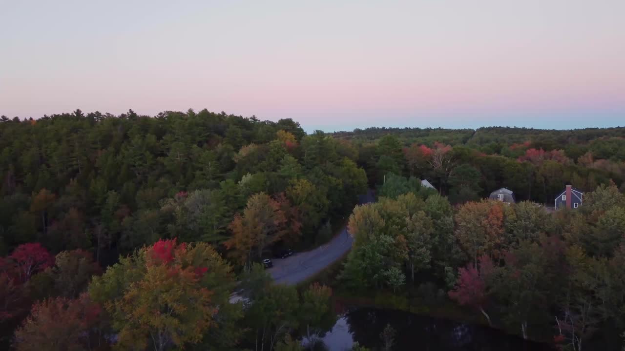 un tiro de empuje sobre un pequeño río y una carretera en maine