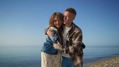 Pareja-Despreocupada-Abrazando-La-Mañana-Soleada-En-La-Playa.-Chica-Sonriente-Relajándose-Con-Un-Chico.