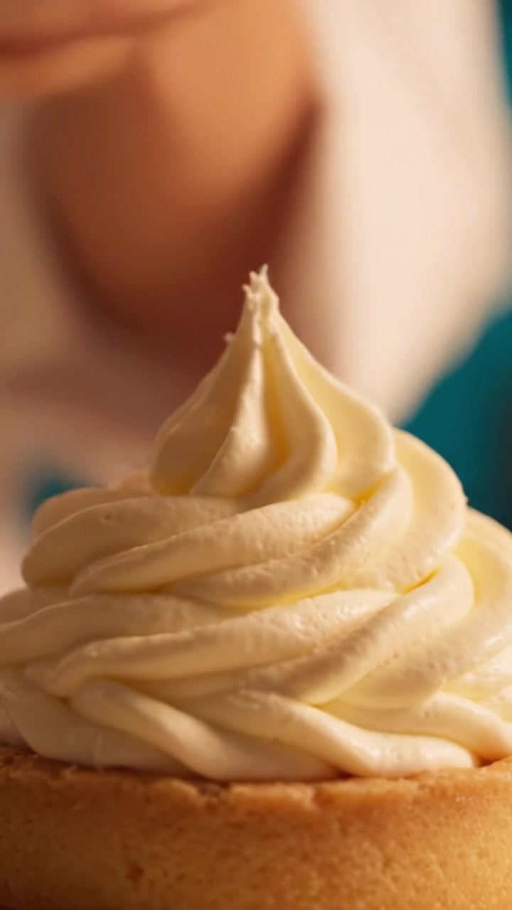 Menciptakan Krim Pastry Sempurna: Panduan Langkah demi Langkah untuk Menguasai Icing Kocok pada Tartlet Lezat bagi Penggemar Hidangan Penutup dan Seniman Kuliner