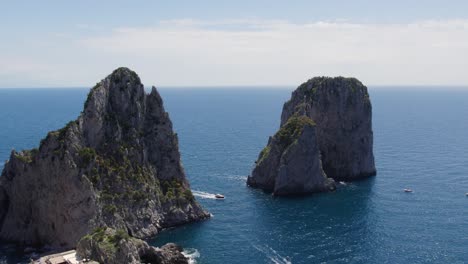 Schroffe-Kalksteinmassen-Der-Berühmten-Faraglioni-Felsen,-Tyrrhenisches-Meer