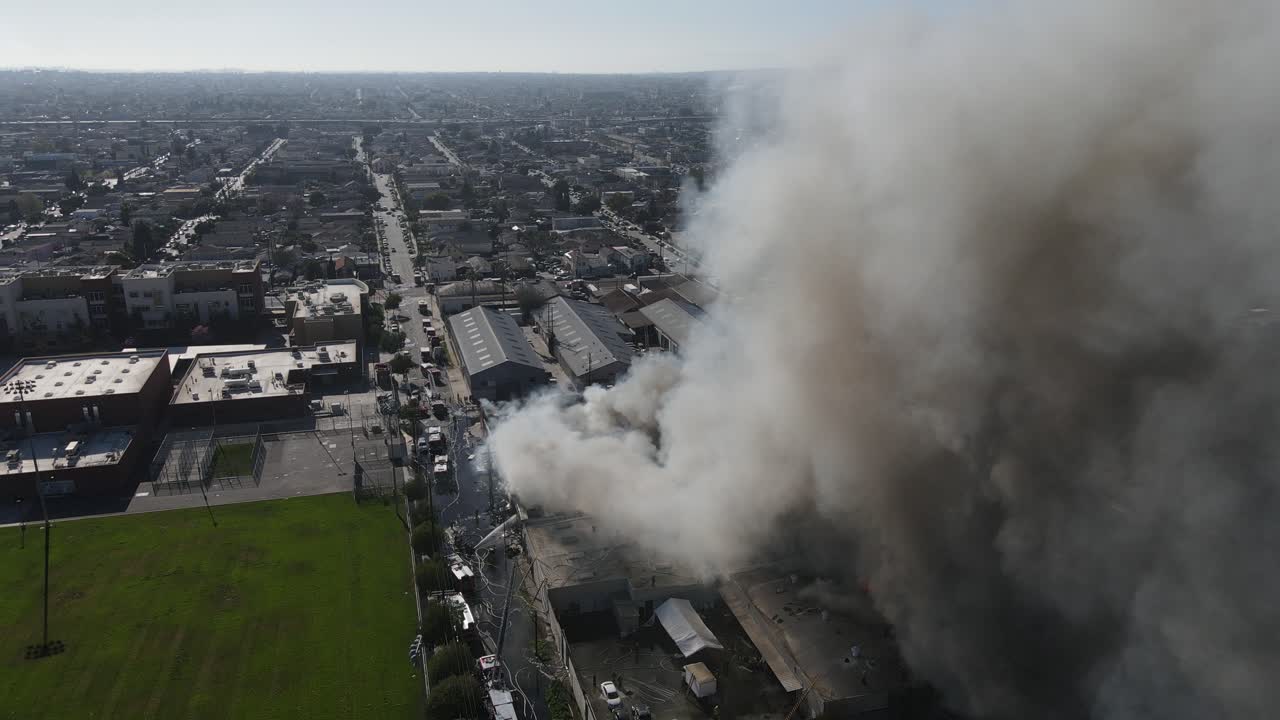 gran incendio en un edificio desde una vista aérea