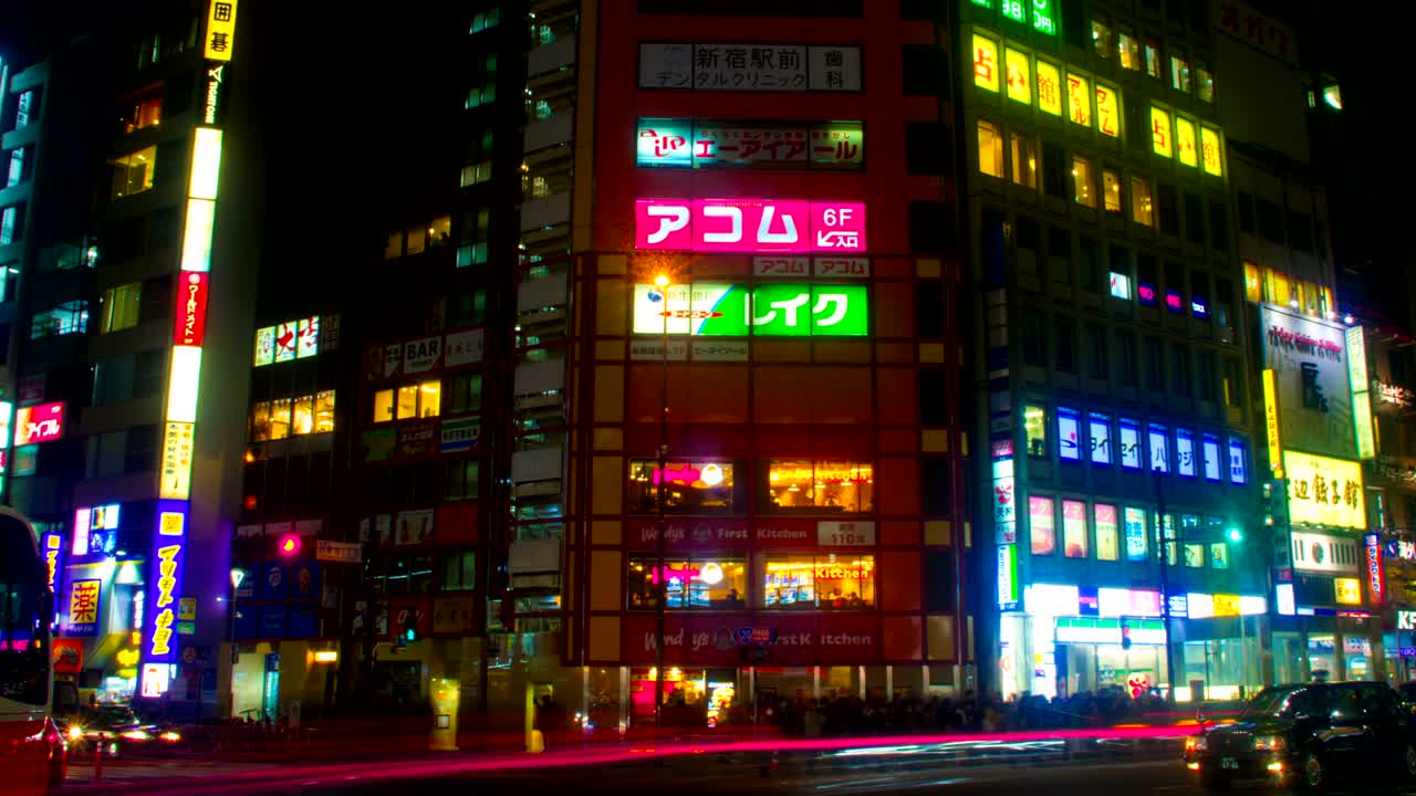 Time-lapse noturno com neons japoneses no sul de Shinjuku, plano aberto, panorâmica para a esquerda