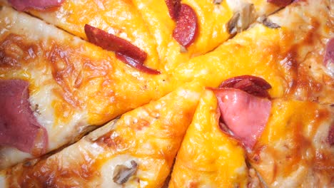 primer plano de una pizza deliciosamente cubierta