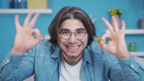 un joven gracioso aprobando y aceptando, escuchando noticias y anuncios.