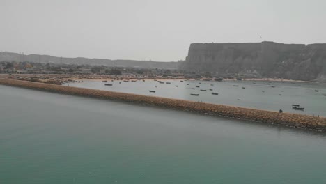 toma aérea de un dron giratorio de la carretera costera de makran a lo largo de la costa del mar arábigo de pakistán desde karachi hasta gwadar en la provincia de baluchistán