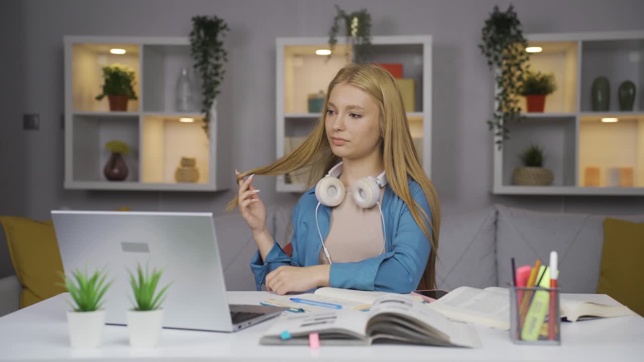 una estudiante arrogante y engreída.