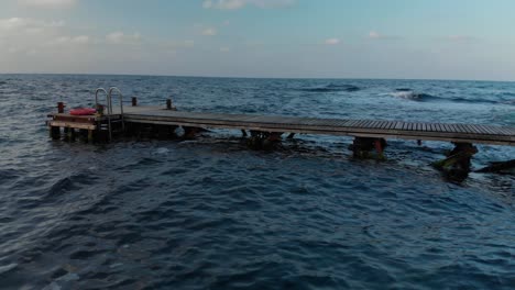 Disparo-De-Arco-Aéreo-De-Un-Pequeño-Muelle-De-Madera,-Drones-Volando-Alrededor-Del-Muelle---Lozenets,-Bulgaria