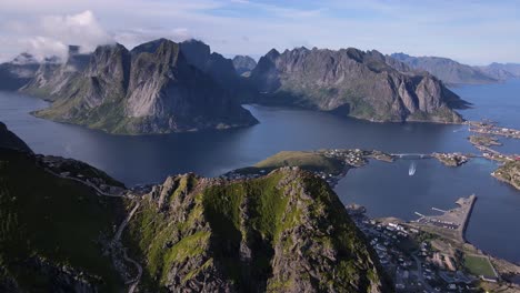 Antena-Del-Sendero-Reinebringen-Con-Vista-De-Las-Islas-Del-Archipiélago-Reine-Y-Hamnoy