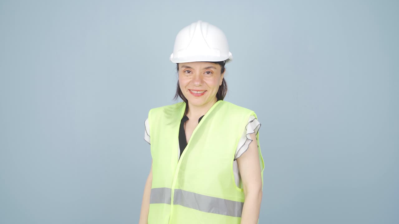 el ingeniero con un casco y sonriendo.