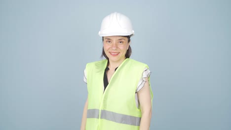 튼튼한 모자를 입고 미소 짓는 엔지니어.