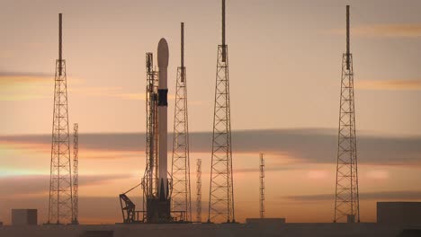 cohete espacial en la plataforma de lanzamiento al amanecer, o posiblemente al anochecer