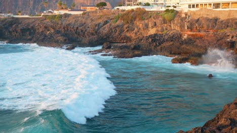 Poderosas-Olas-Del-Océano-Golpeando-La-Costa-De-La-Ciudad-De-Santiago-En-Tenerife