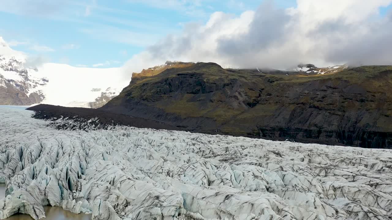 아이슬란드 남부의 vatnajökull 국립 공원의 svinafellsjökull 빙하 출구에 비행 드론 촬영
