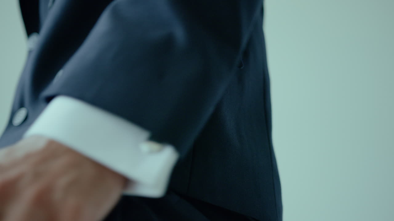 주머니에 손을 넣는 슈트를 입은 우아한 남자의 클로즈업