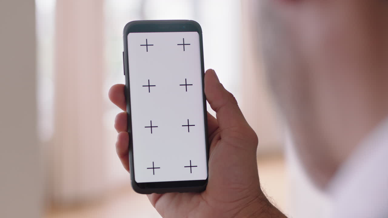 hombre de cerca usando pantalla verde de teléfono inteligente saludando a bebé en video chat disfrutando de la pantalla de comunicación del teléfono móvil en orientación vertical