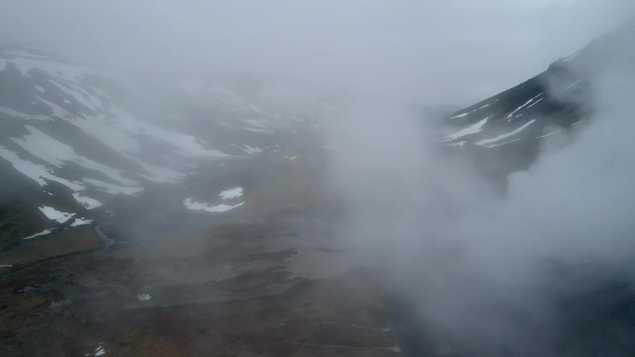 4k 드론으로 촬영된 공중 영화 촬영을 통해 녹는 눈으로 여있는 산의 매혹적인 아름다움