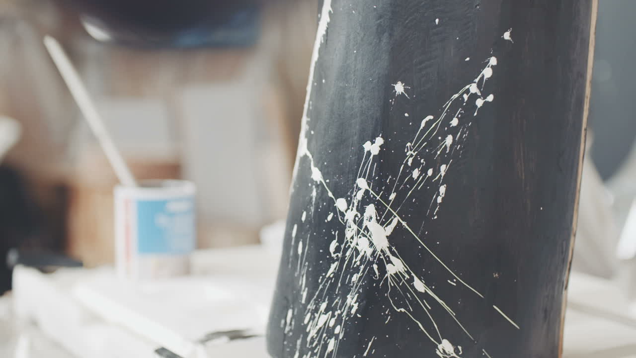 젊은 여자 그림 나무 그루터기 라이프 스타일 배경 1