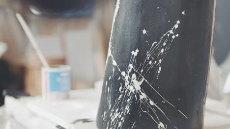 mujer joven pintura tocón de árbol estilo de vida fondo 1
