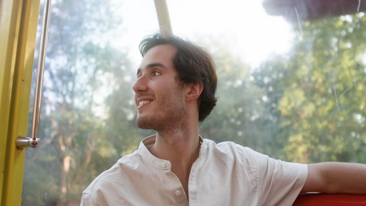 행복한 남자가 재미를 느끼고