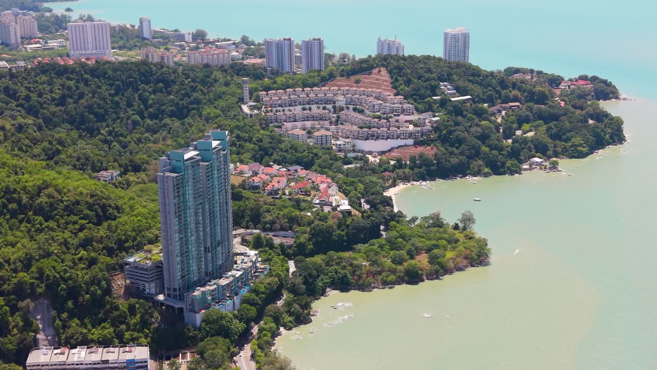 Toàn cảnh Batu Ferringhi trên đảo Penang, Malaysia từ flycam, thể hiện đường chân trời ven biển, các khu nghỉ dưỡng bãi biển, cây xanh tươi tốt và phong cảnh bờ biển nhiệt đới. UHD