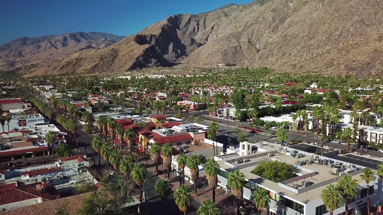 Ripresa aerea con drone di Palm Springs, California.