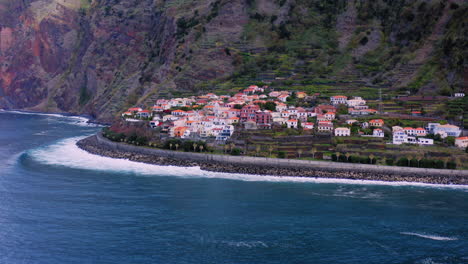 Pequeño-Pueblo-Exótico-Con-Hermosos-árboles-Y-Viñedos-Y-Vista-Al-Mar-En-Jardim-Do-Mor,-Madeira