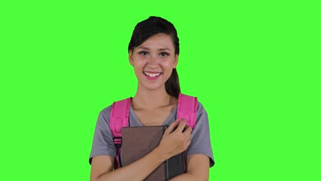 estudiante de secundaria sonriendo a la cámara