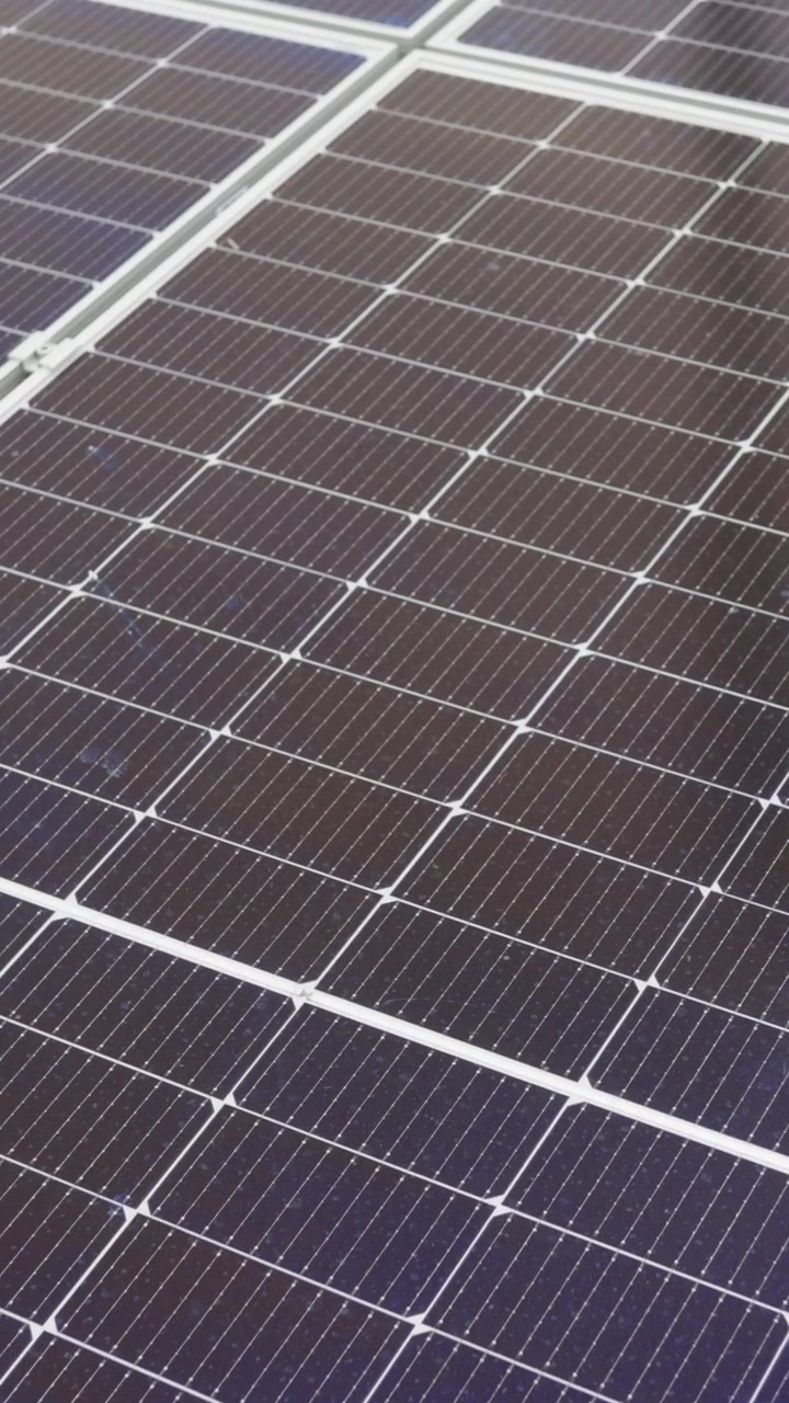 Primo piano verticale di pannelli solari che mostrano energia rinnovabile e tecnologia sostenibile.