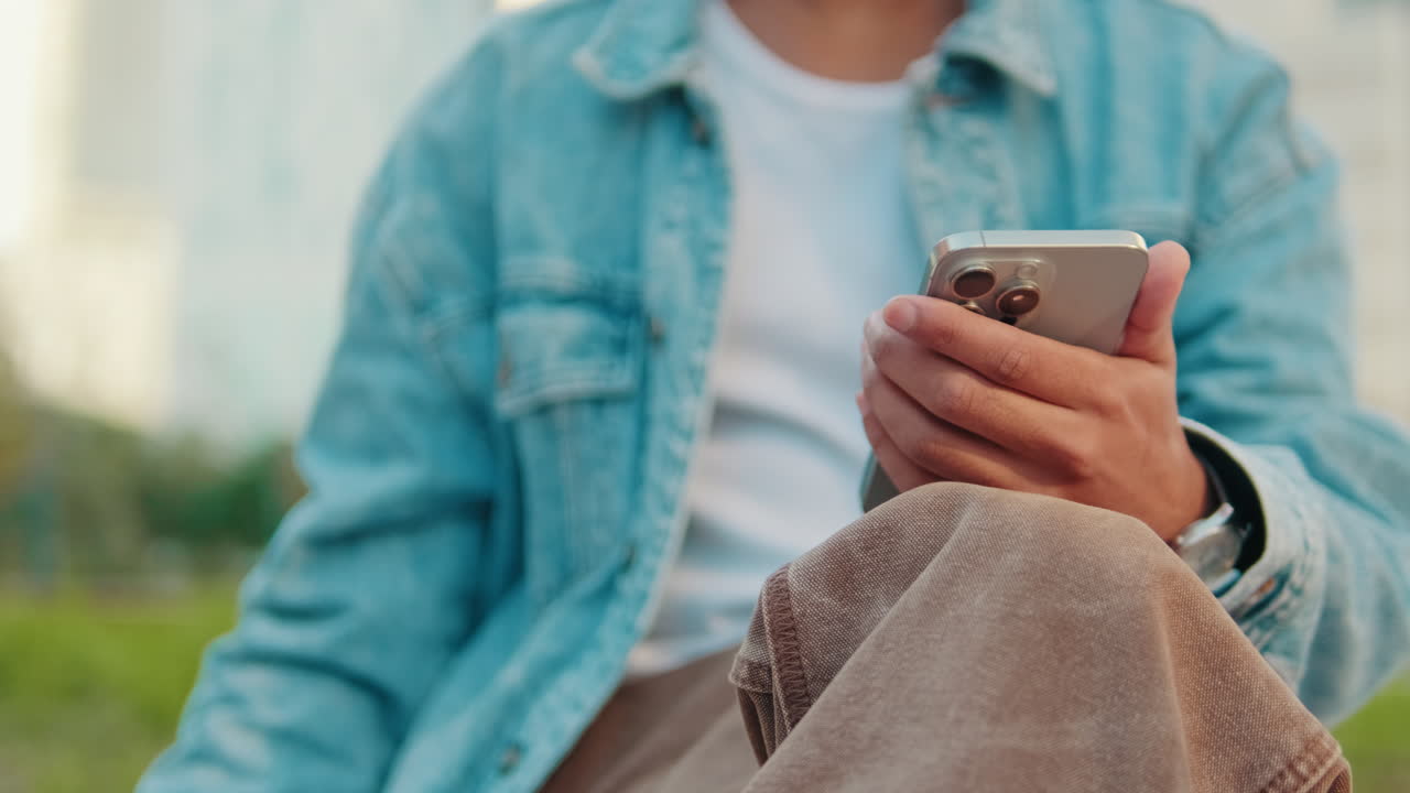 Persona che usa un telefono