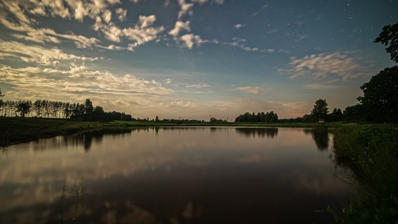 estrellas sobre el lago en la noche de verano en el cielo oscuro