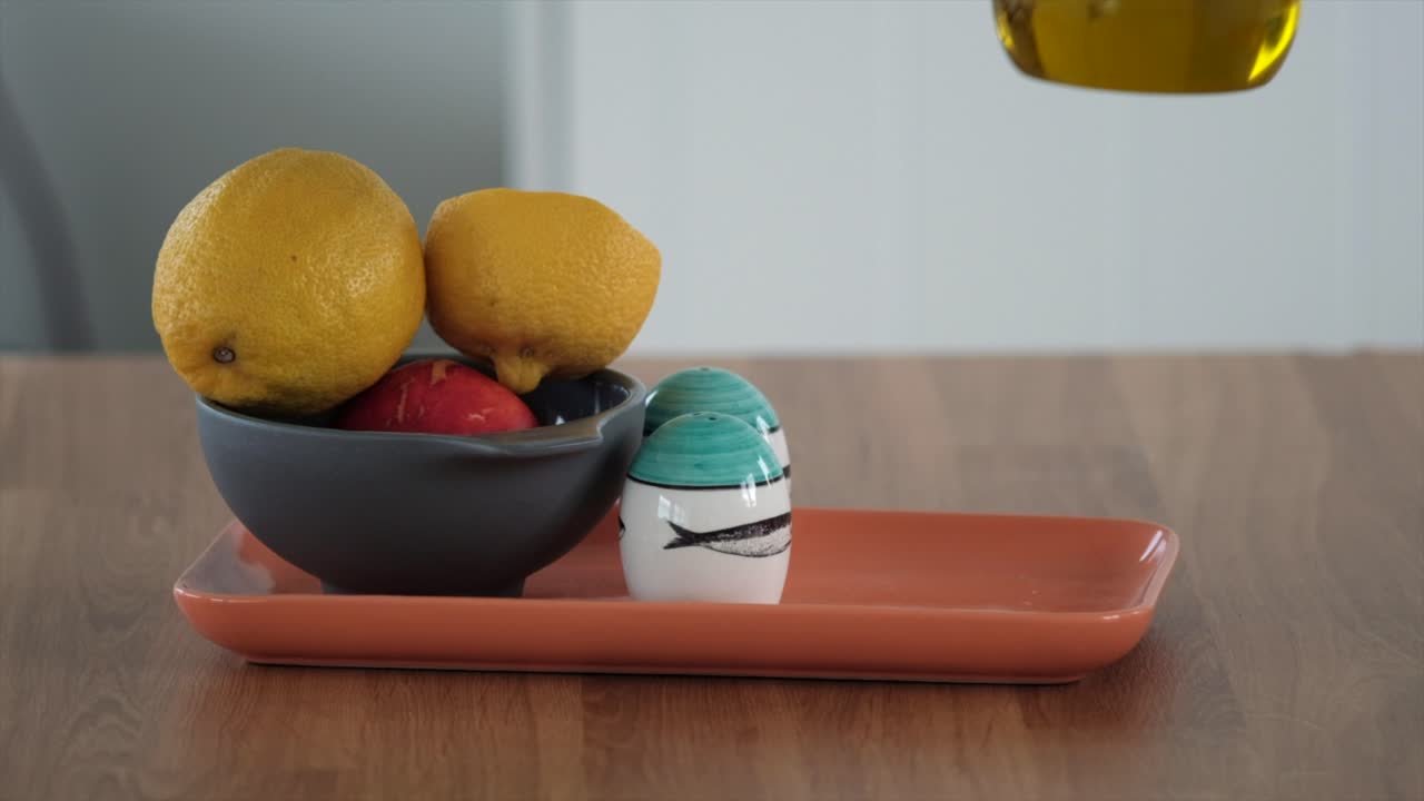 delicias mediterráneas: cámara lenta hombre agarra aceite de oliva y limón cítrico bondad