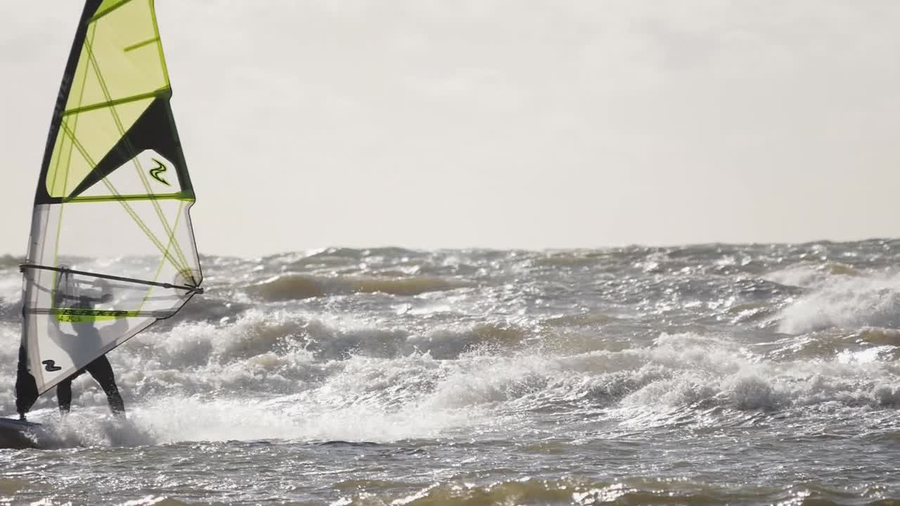 발트해 폴란드의 높은 파도에 윈드서퍼