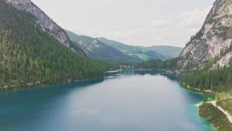 Exzentrischer-Exotischer-Weißer-Geländesand-Von-Pragser-Wildsee-Italien