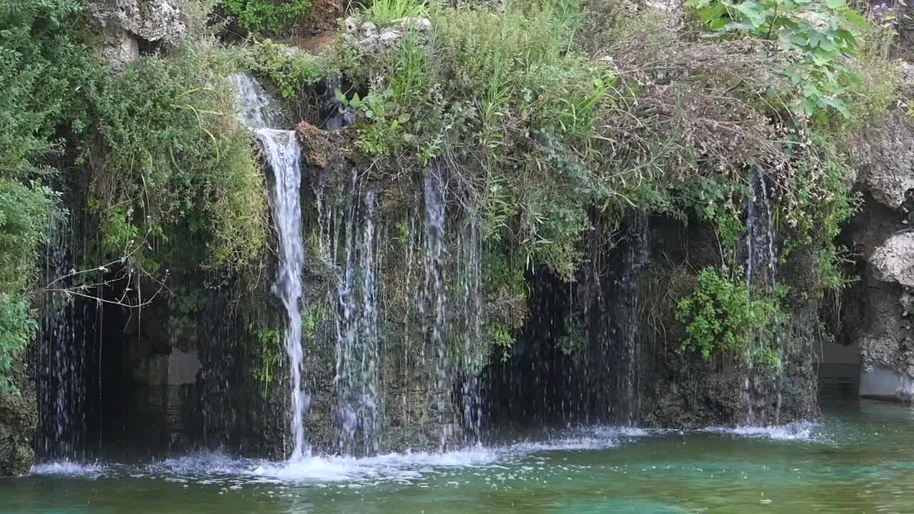 pequeña cascada en un jardín