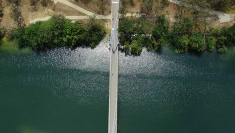 Vertikale-Drohnenaufnahmen-Mit-Blick-Auf-Eine-Kleine-Fußgängerbrücke