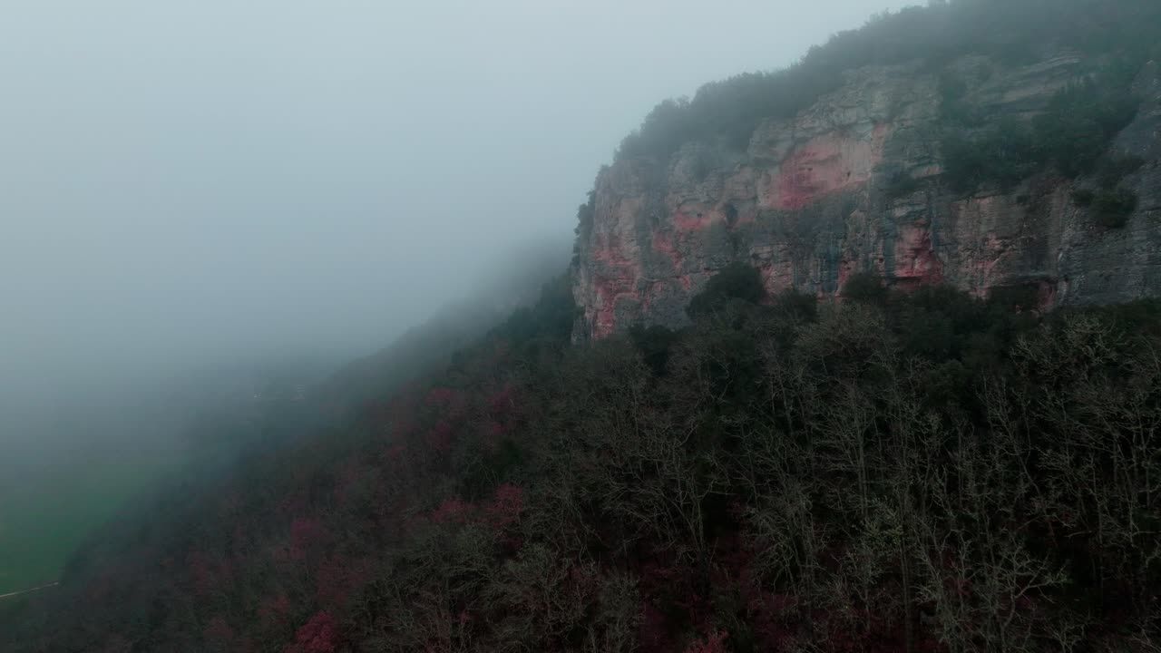 가을, 일몰 분위기, céou 계곡, 도르도뉴 - 프랑스의 안개 속에서 황토색으로 절벽에 접근하는 드론 샷
