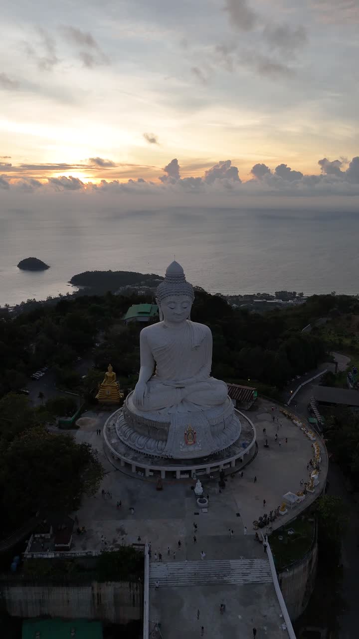Statua del Grande Buddha di Phuket in cima a una collina in Thailandia al tramonto, vista aerea verticale