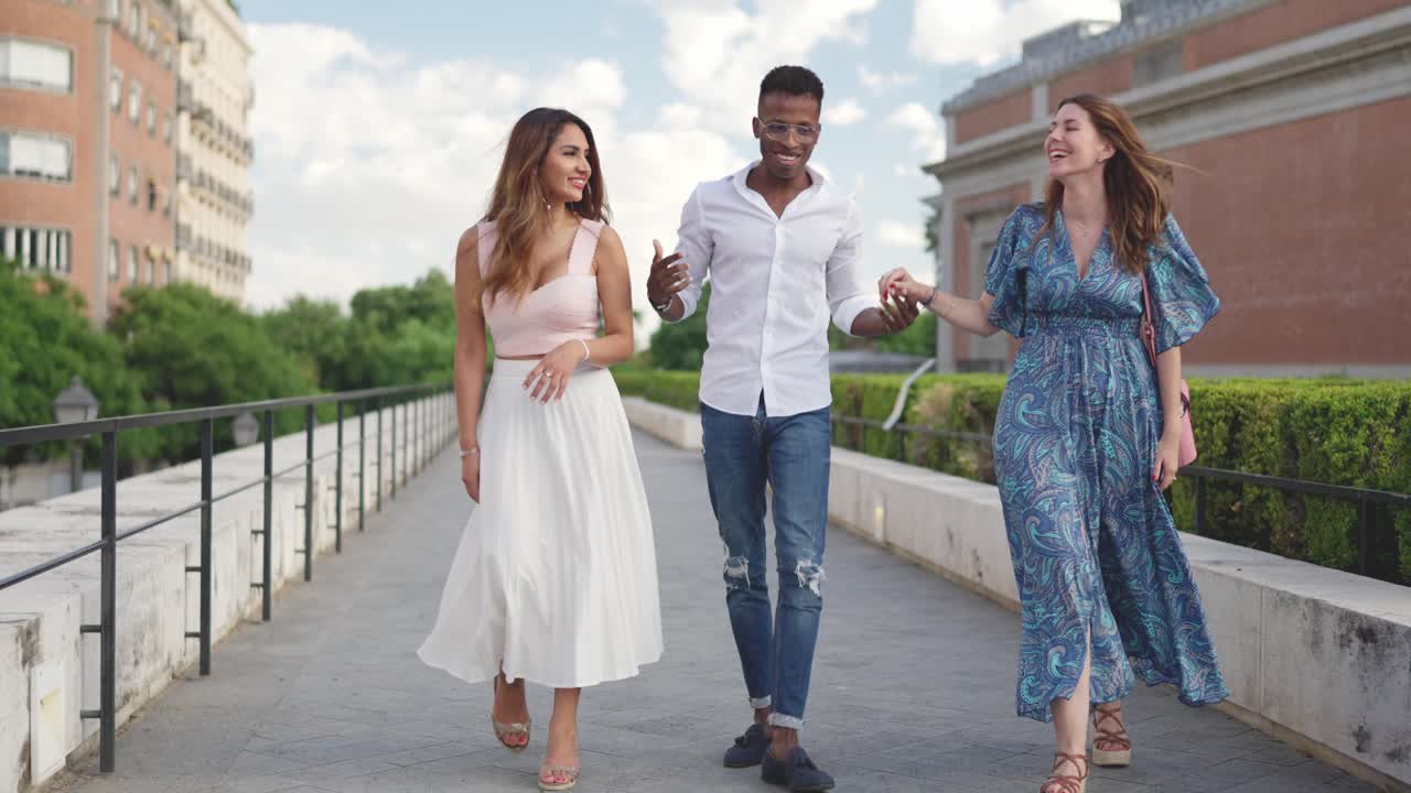 Freunde spazieren und plaudern im Freien