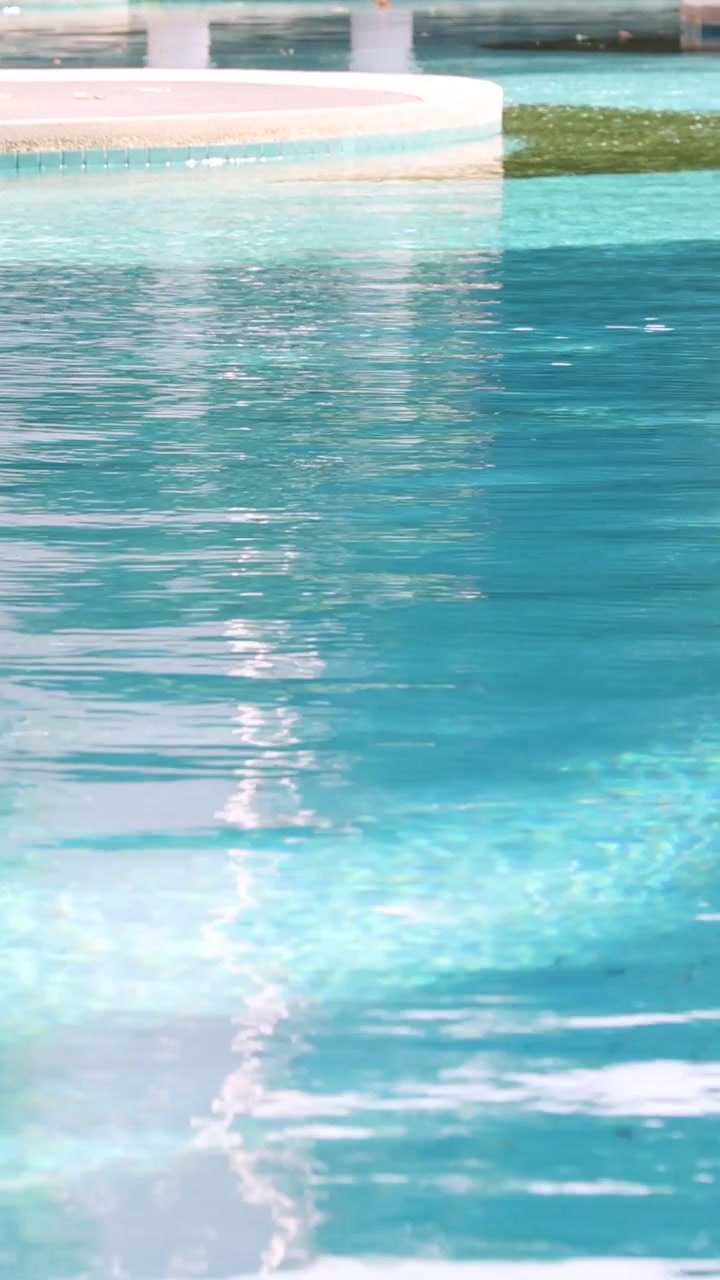 Stille vandoverflade, der reflekterer et fredfyldt miljø