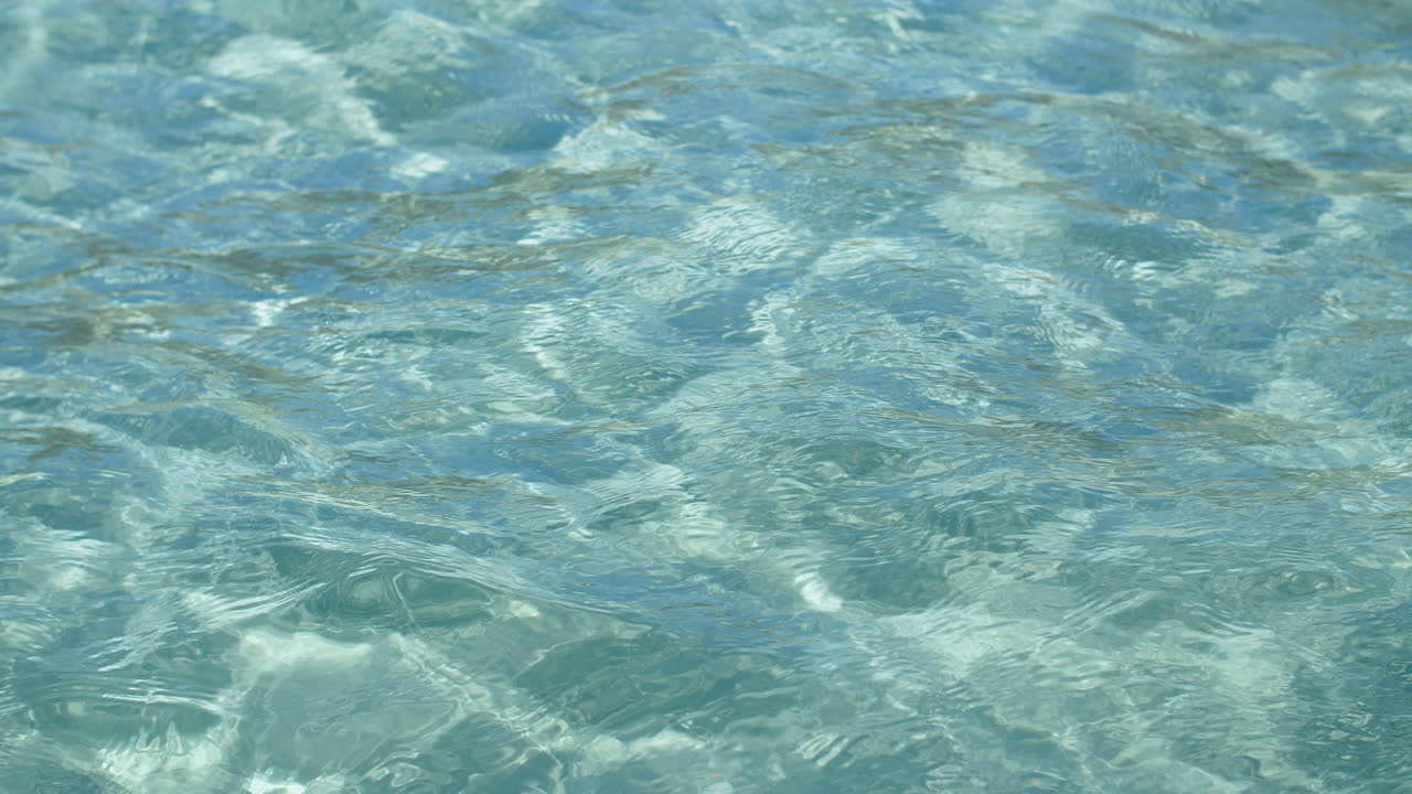 Acqua cristallina del Mar Mediterraneo, sabbia bianca.