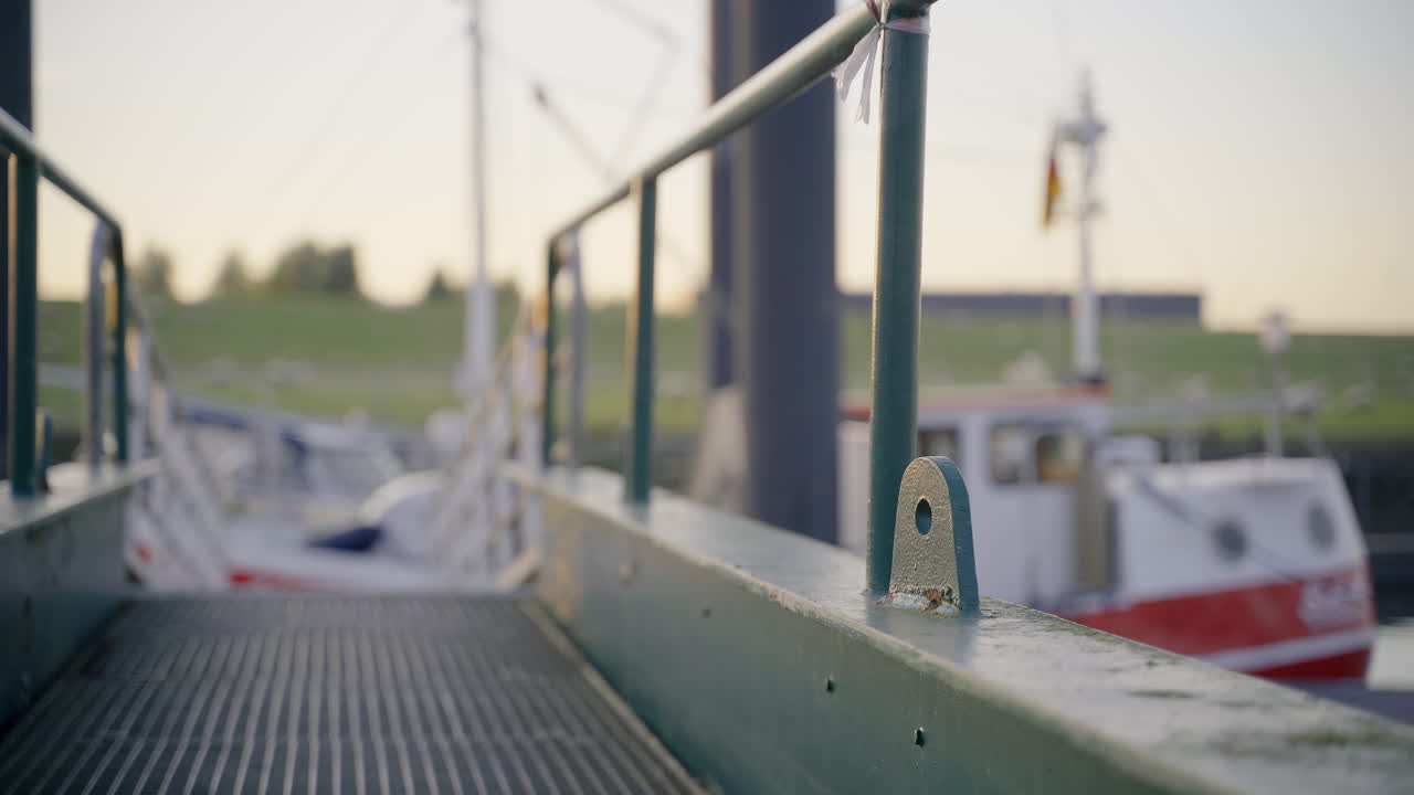 독일 북부 쿡스하펜(cuxhaven), 북해(northsea)에서 화창한 날 다리 또는 상륙 단계는 빈 항구, 정박지 또는 범선이 있는 항구를 보여줍니다.