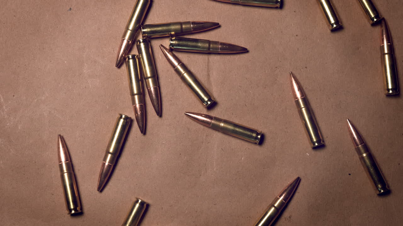 замедленная съемка падения пуль на стол