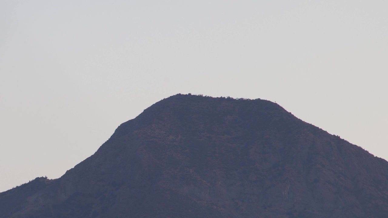 Collina Manquehue, Las Condes Santiago Cile, Skyline montano, Vista città, Paesaggio andino, Natura urbana, Timelapse del tramonto.