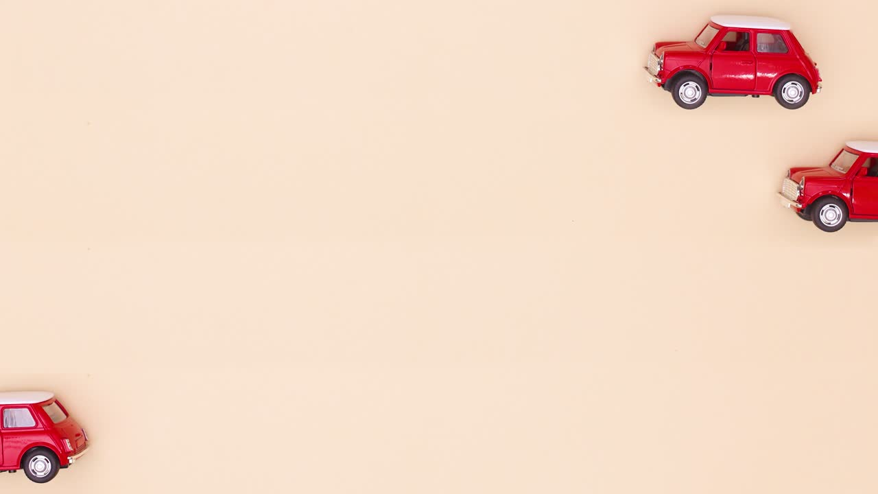 베이지 테마를 통과하는 빈티지 빨간 자동차. 스 모션