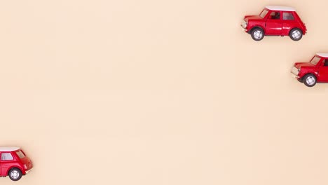 coches rojos antiguos que pasan por el tema beige.