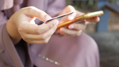 Las-Mujeres-Tienen-La-Mano-Con-Tarjeta-De-Crédito-Y-Usan-Teléfonos-Inteligentes-Para-Comprar-En-Línea.