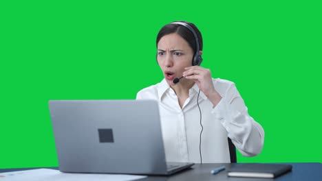 chica de centro de llamadas india enojada hablando con el cliente a través de la pantalla verde de llamada